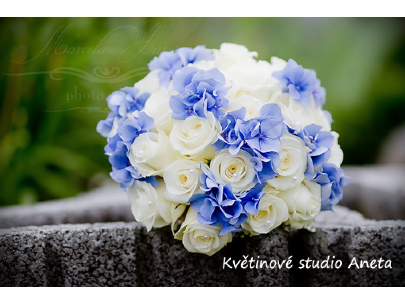 Svatebni Kytice Bile Ruze A Hortenzie S Gypsophylou