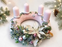 Růžový adventní věnec se svíčkami – plyšový 29 cm