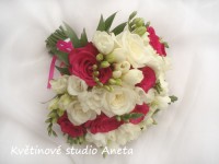 Svatební kytice fuchsiové růže