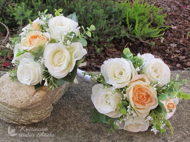 Romantic Flowers bílé trsové růže s eukalyptem 